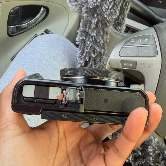 Canon G7X Compact Black Camera - Picture 4 of 4